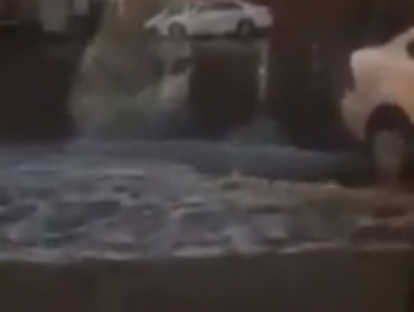 Поплывший после «неожиданного» дождя Ростов попал на видео