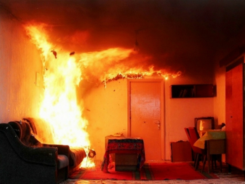 Женщина погибла в своей квартире из-за неосторожного обращения с огнем в Ростовской области