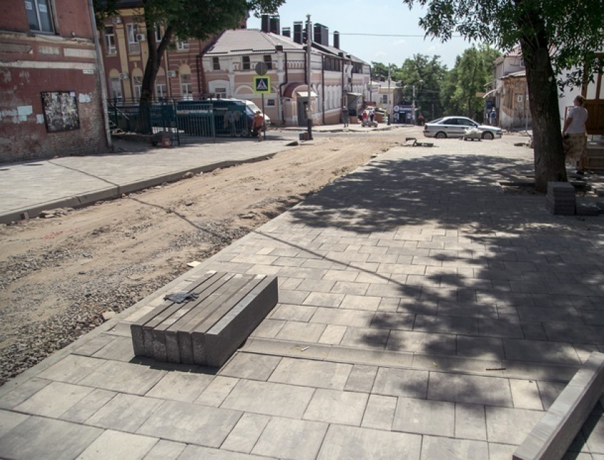 Цветной плитке перекрыли доступ в центр Ростова