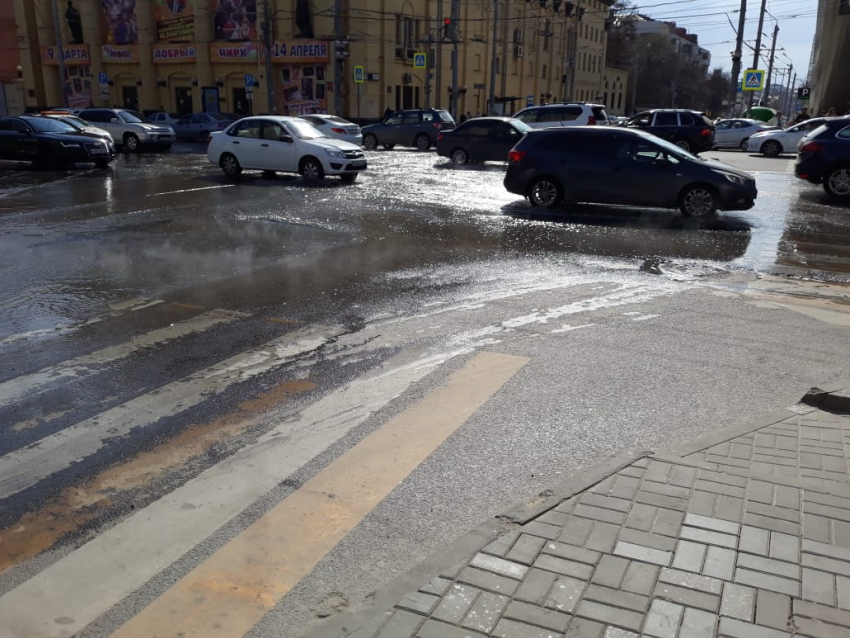 Улица Горького в Ростове превратилась в реку