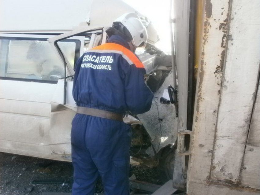 В Ростовской области водителя зажало в машине после столкновения с грузовиком