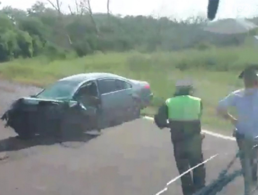 Мужчина погиб и еще трое получили травмы в жутком лобовом ДТП на трассе Ростовской области