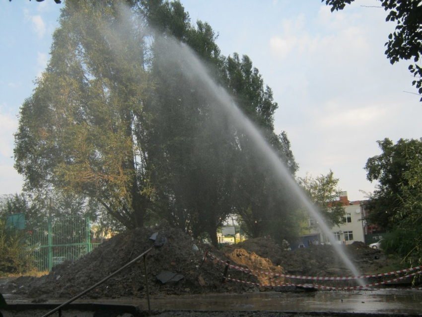 Коммунальный фонтан забил из-под асфальта в Таганроге