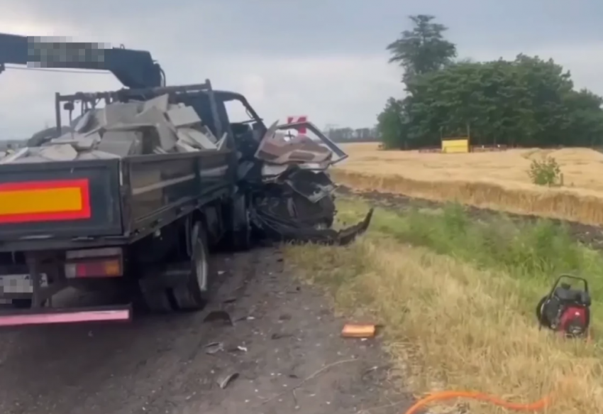 В жестком ДТП на границе с Ростовской областью погибли три человека