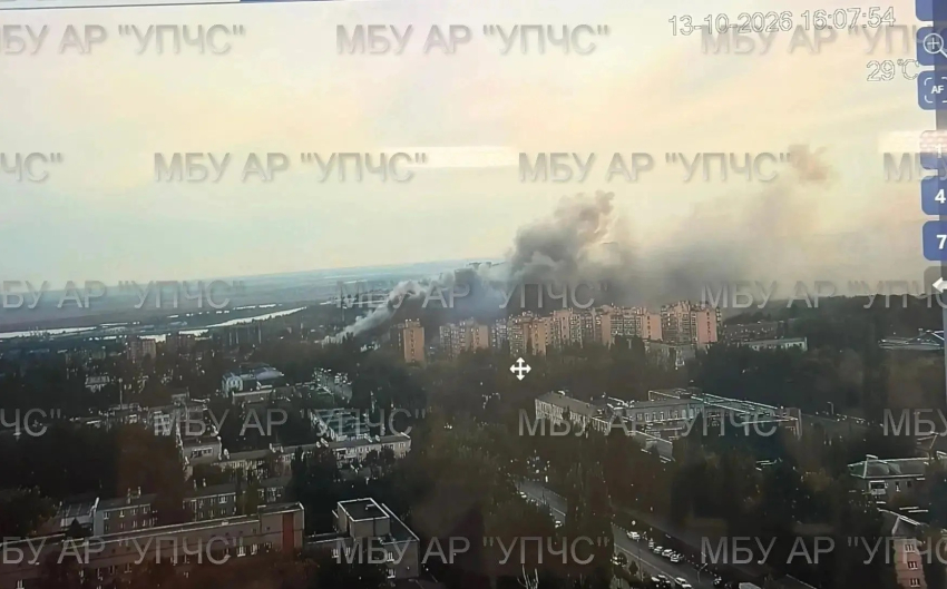 Под Аксаем тушат крупный пожар на складе пластиковых изделий
