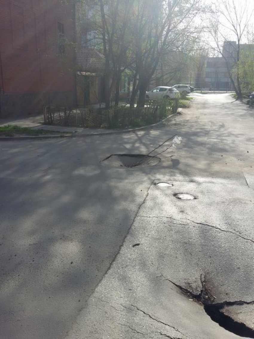 Огромные ямы появились на Семашко в Ростове 