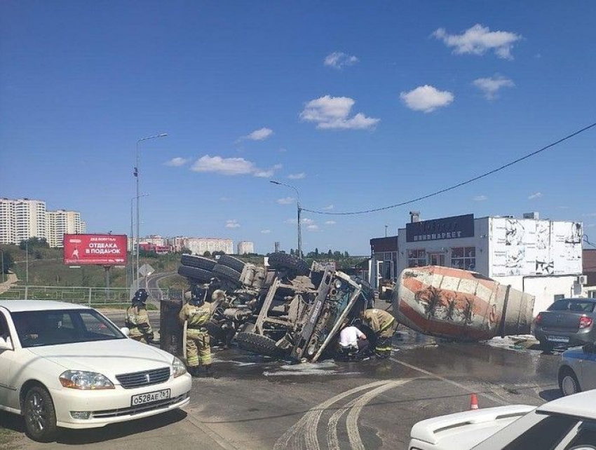 В Ростове перевернулся многотонный цементовоз и спровоцировал пробку