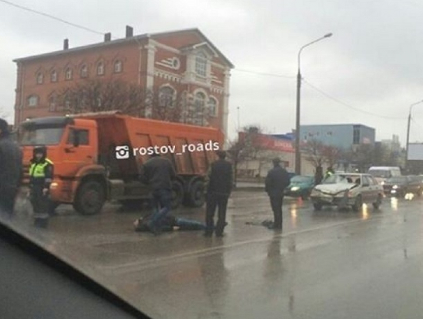 Переходивший дорогу мужчина погиб под колесами автомобиля в Ростове