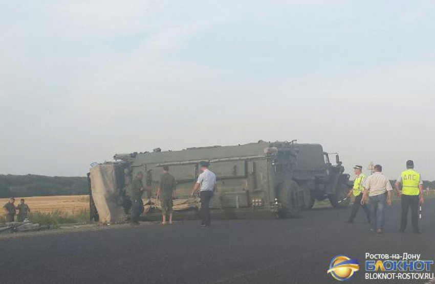  На трассе в Ростовской области перевернулся военный КамАЗ. Видео