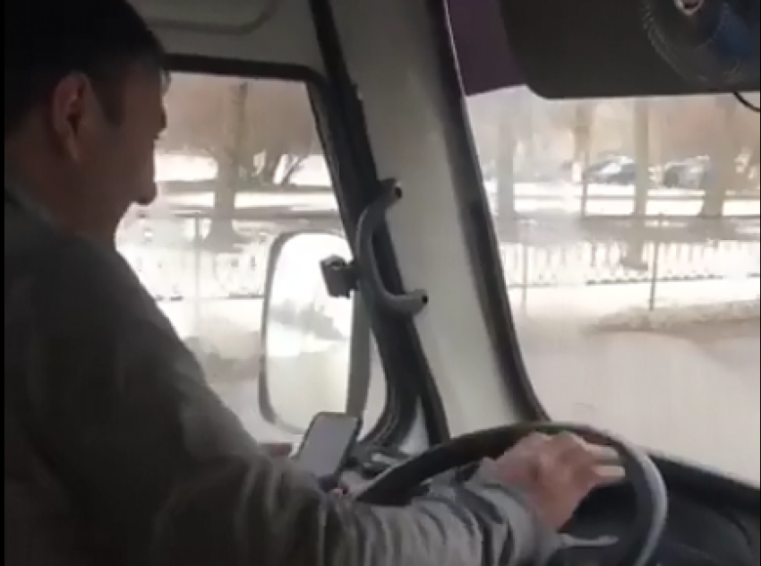 Довольный жизнью ростовский водитель разговаривал по видеосвязи во время движения автобуса