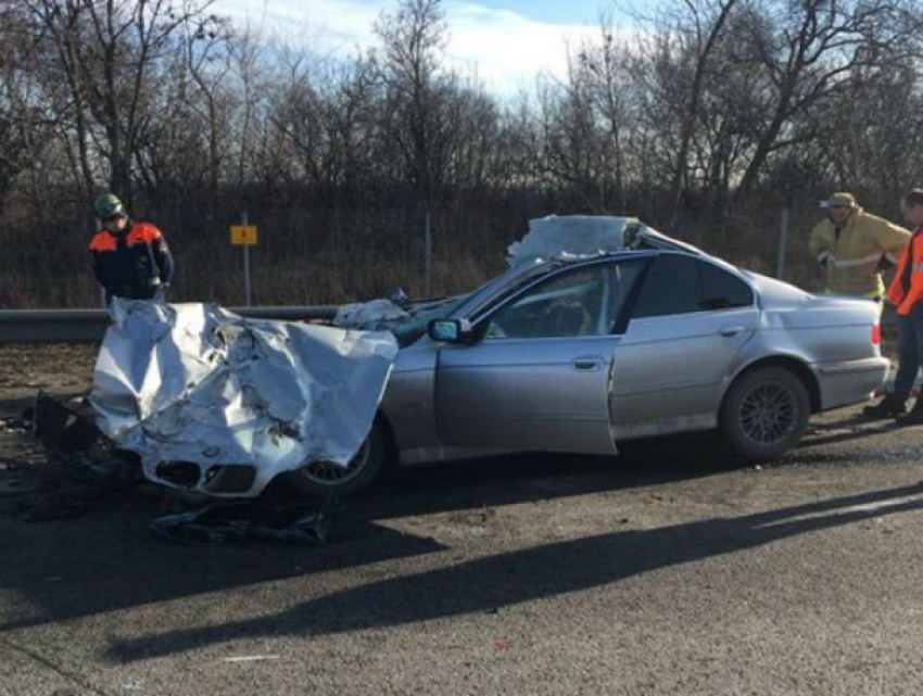 Водитель легковушки и его молодая пассажирка насмерть разбились о встречный грузовик под Ростовом