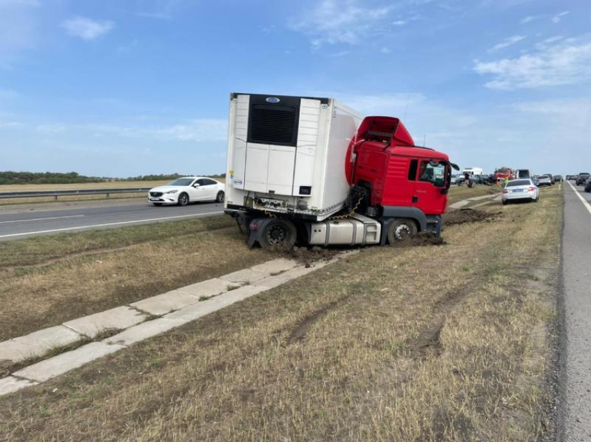 Два человека пострадали в ДТП с грузовиком на трассе М-4 «Дон» в Ростовской области