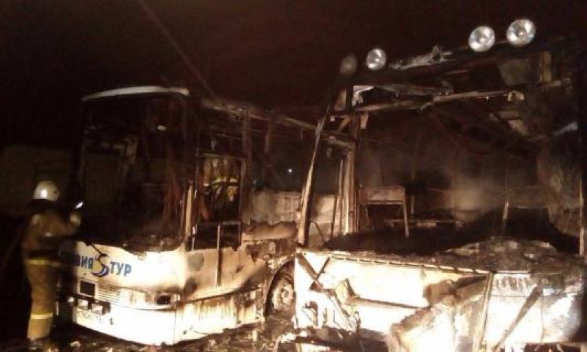 Ранним утром в Ростове сгорели три рейсовых автобуса 