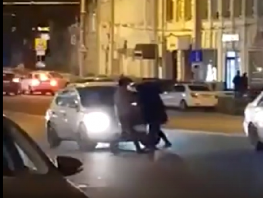 Ночная драка посреди проезжей части попала на видео в Ростове