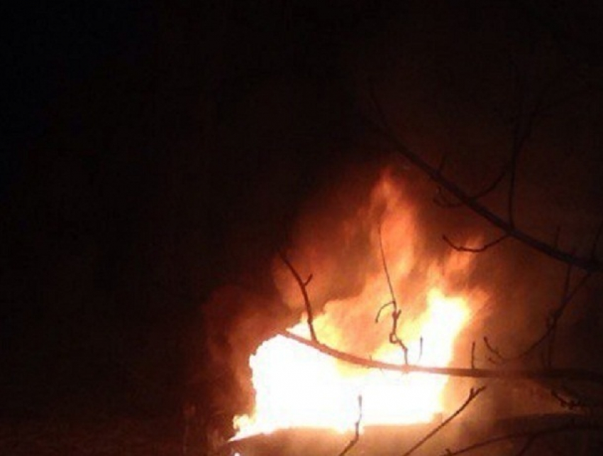 Пожар после поджога мусорного бака в Ростове попал на видео