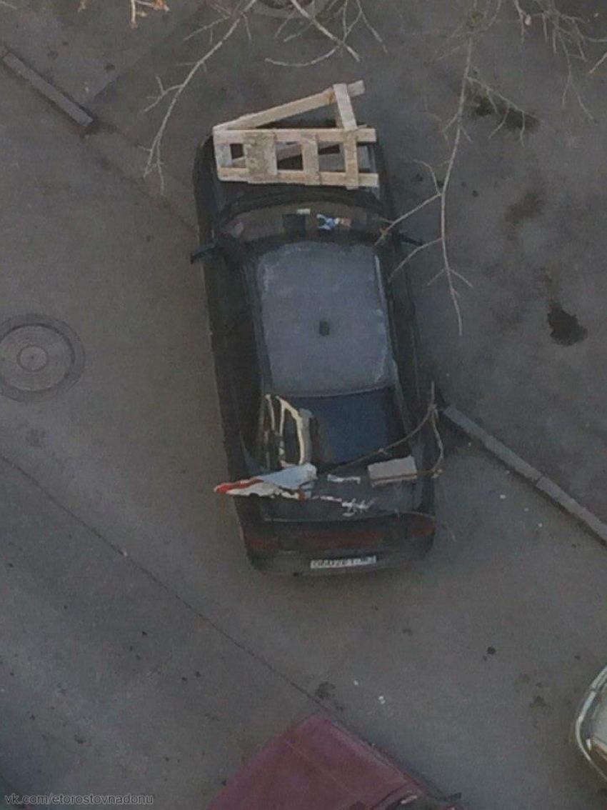 В центре Ростова на неправильно припаркованную машину сбросили строительный мусор