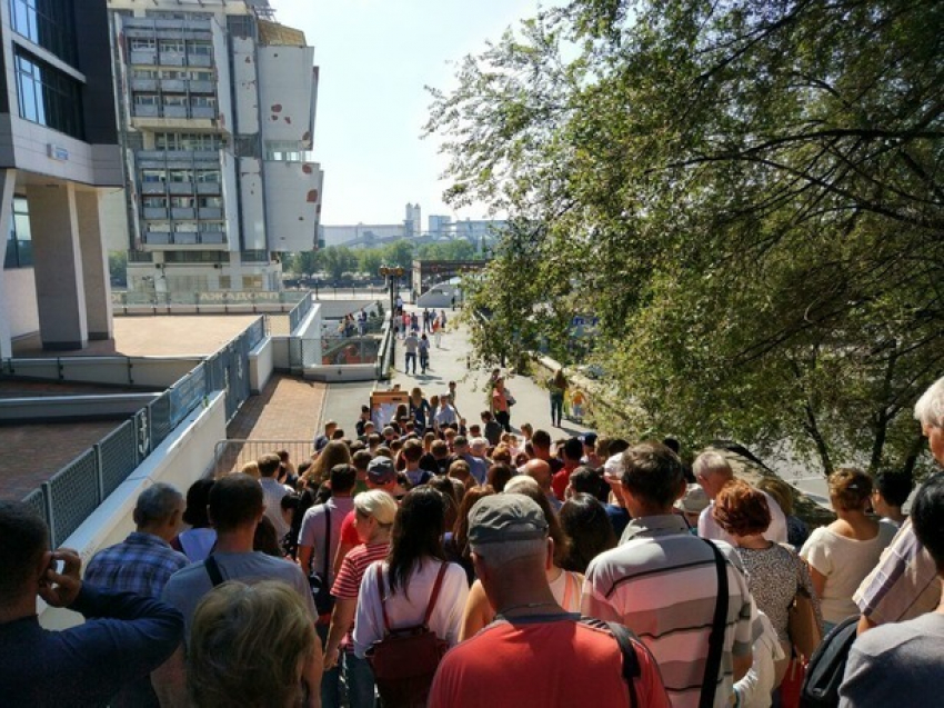 Второй день авиашоу в Ростове начался с людской толчеи и пробок