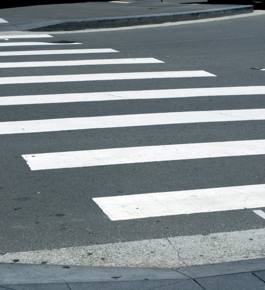 В Ростове Автобус столкнулся с легковой машиной, пострадала женщина