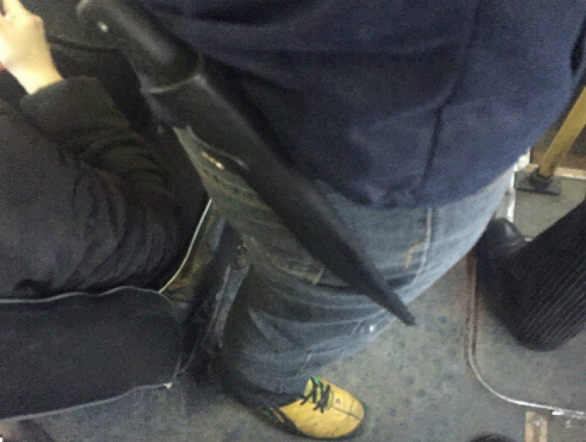 «Горячий» мужчина с холодным оружием в штанах испугал пассажиров маршрутки в Ростове
