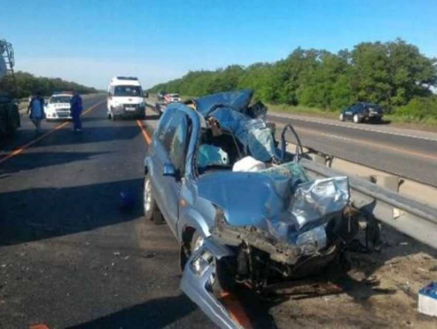 Обгонявший по встречке автомобили водитель Ford погубил себя и супругу в Ростовской области