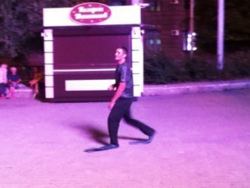 В центре Ростова мужчина в ластах просил милостыню 