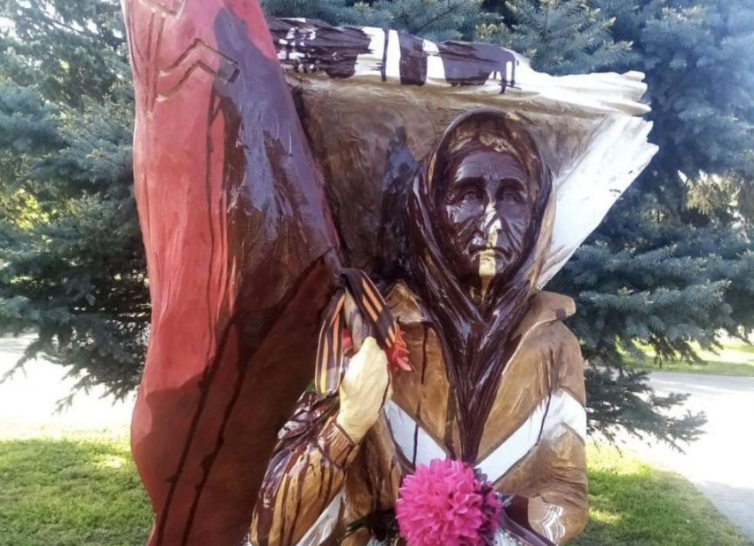 Полицейские в Азове разыскивают вандалов, обливших краской фигуру бабушки с флагом