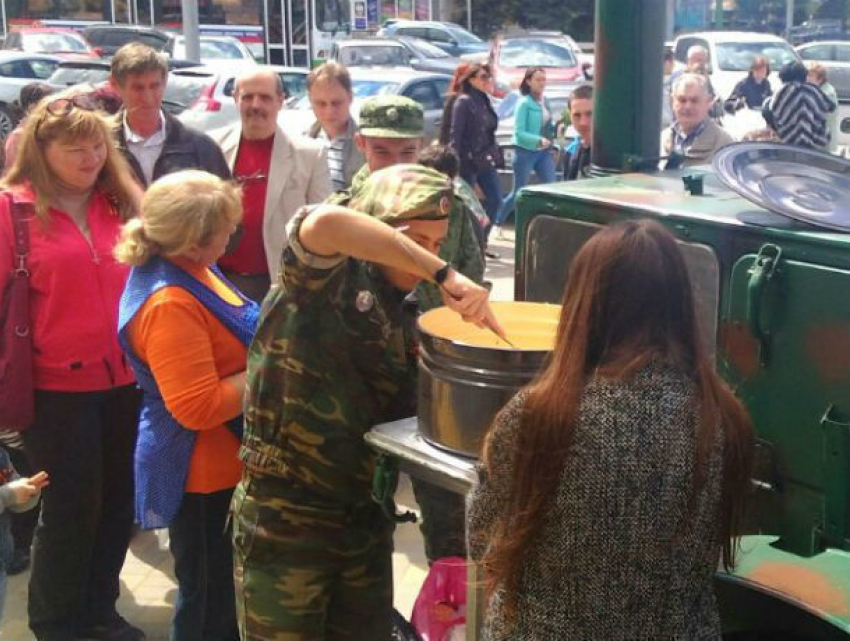 Раздача перловой каши с тушенкой на Северном рынке вызвала бурные эмоции жителей Ростова