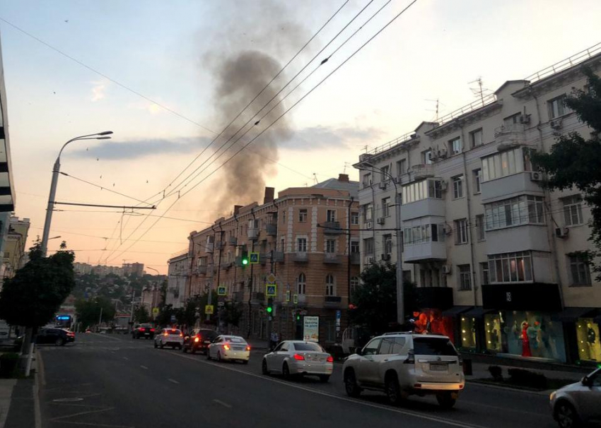 В центре Ростова загорелось заброшенное здание