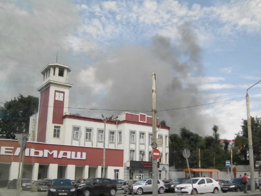 Черные клубы дыма окутали завод «Ростсельмаш» после страшного взрыва