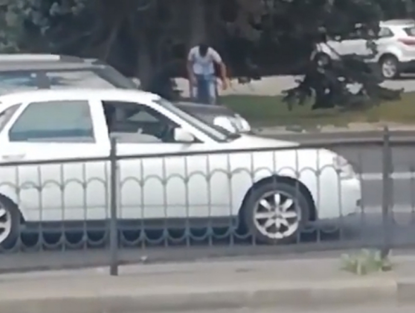 Ставший жертвой безумного пятничного угара мужчина попал на видео в Ростове