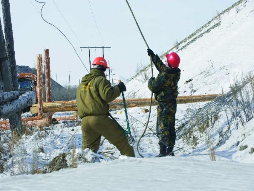 Для восстановления обесточенных объектов Ростовской области после бури вызваны 90 бригад энергетиков из соседних регионов