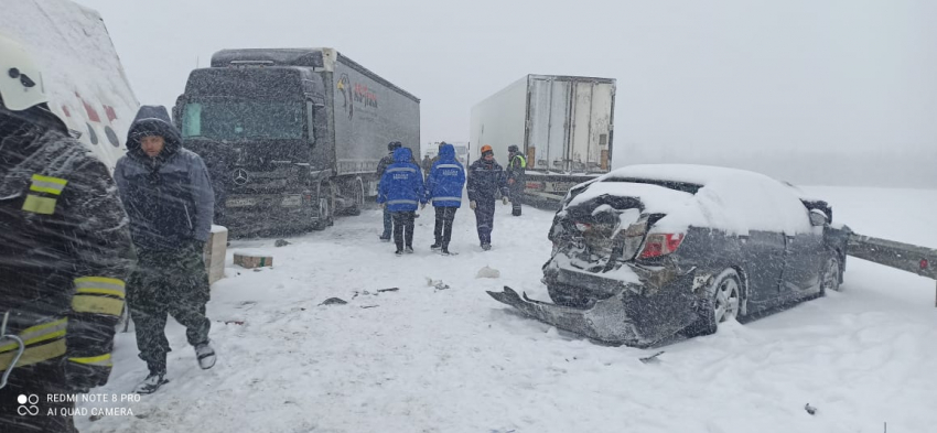 На заснеженной трассе в Ростовской области в ДТП погибли два человека