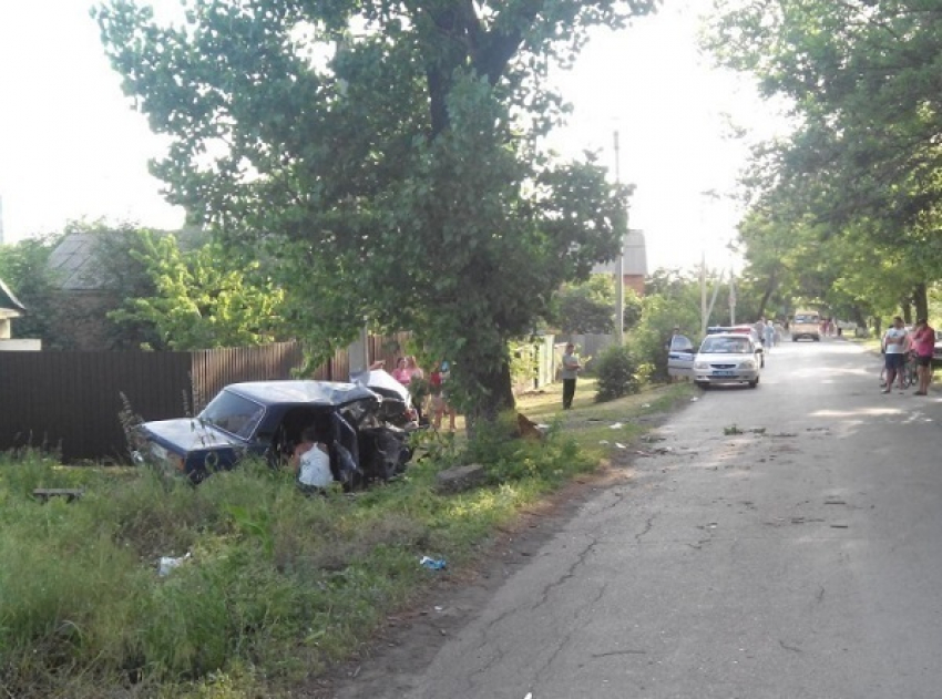 В Шахтах «ВАЗ-21074» протаранил опору ЛЭП и дерево: 1 погиб, 2 травмированы