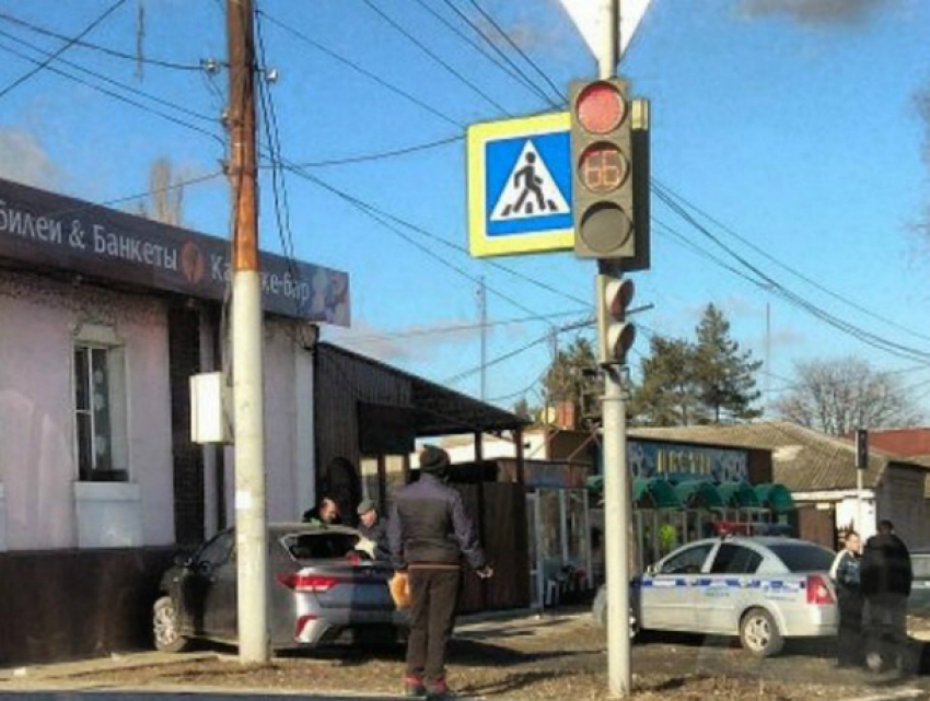 Женщина за рулем иномарки врезалась в здание кафе после ДТП с маршруткой в Ростовской области