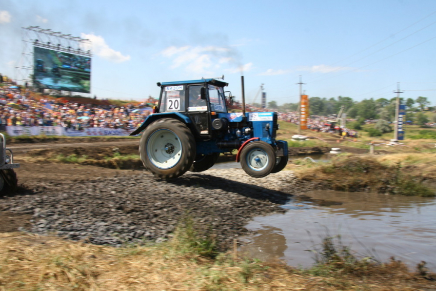Фермер сделал тюнинг 42-летнему трактору ради участия в ростовских гонках