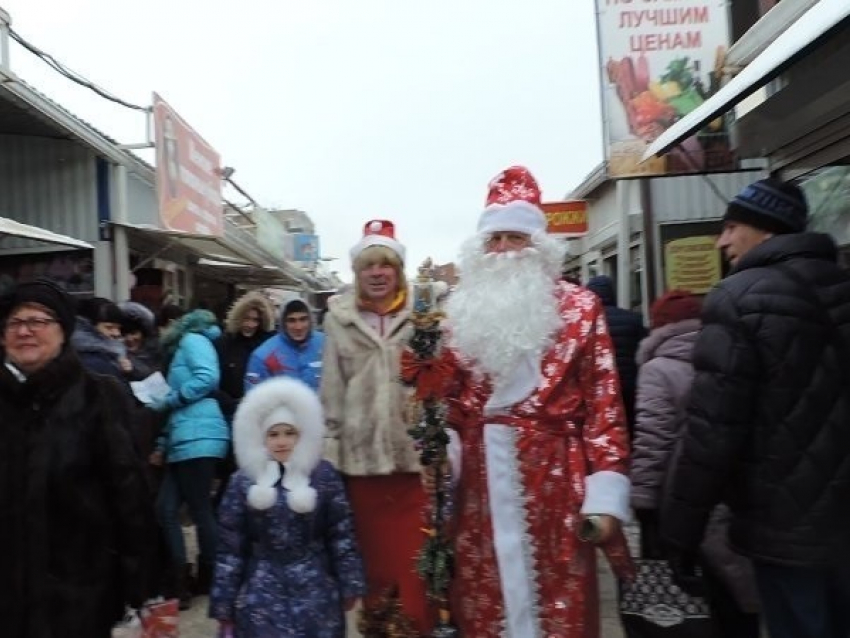 Один из ростовских рынков посетил Дед Мороз