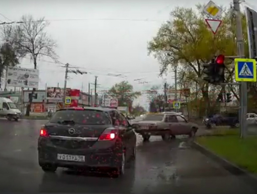 Лихой трюк таксиста-«колдуна» на встречке рассмешил жителей Ростовской области и попал на видео 