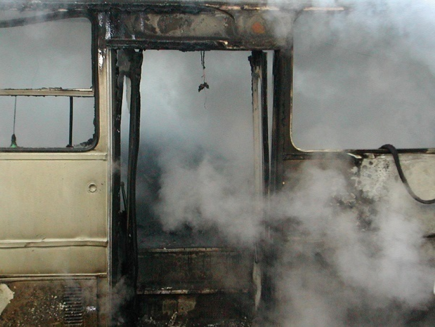 На трассе в Ростовской области загорелся рейсовый автобус