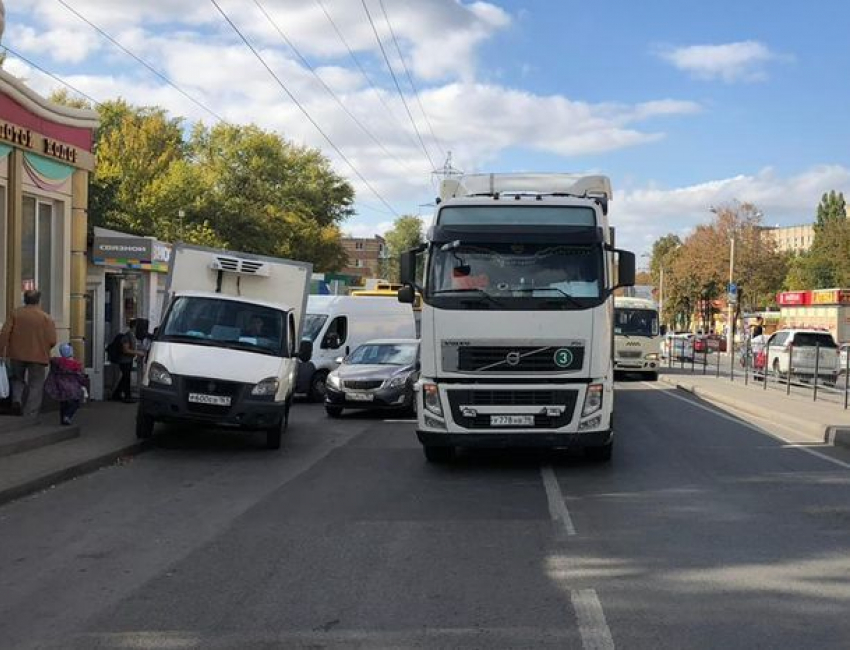 Из-за ДТП на Вятской автомобили объезжают пробку по тротуару в Ростове