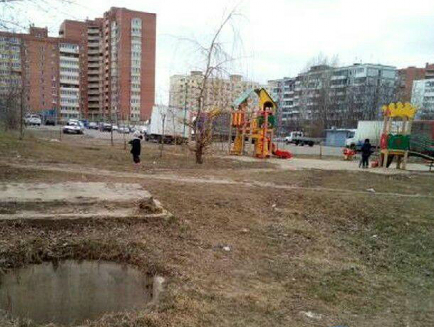 Чудовищный «мусорный портал» у детской площадки власти Ростова победили бетонной плитой