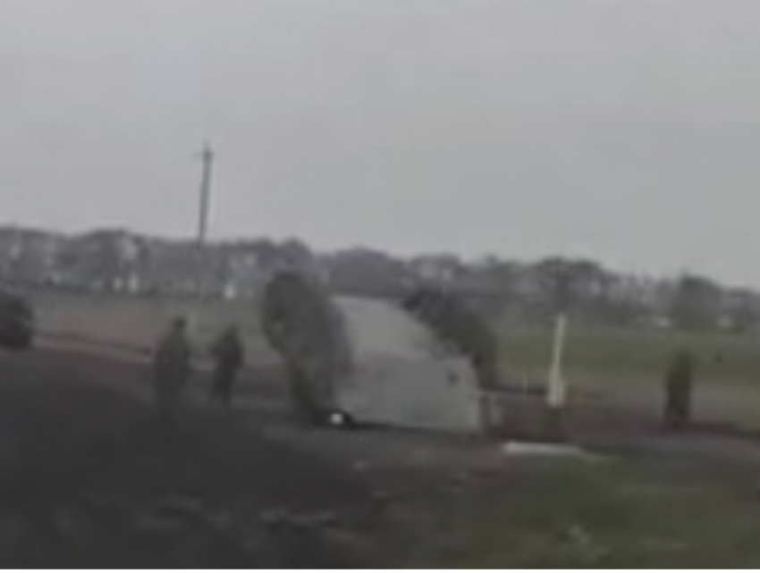 Пытавшиеся перевернуть танк военные насмешили автолюбителей в Ростовской области