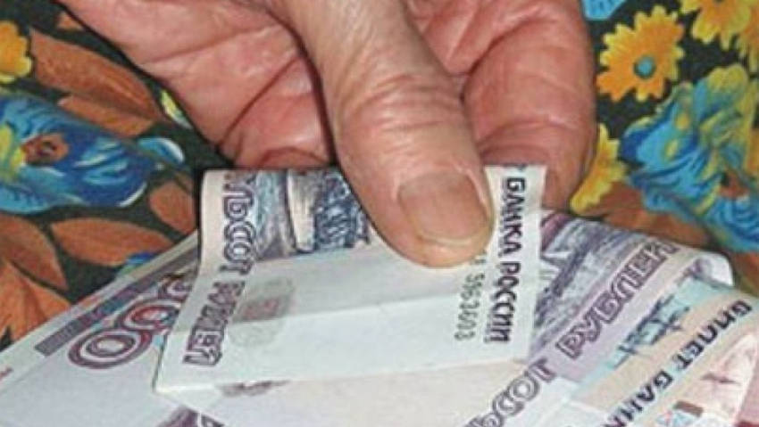 В Сальске местный житель, угрожая ножом, забрал у пенсионерки деньги