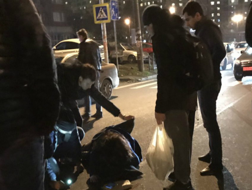 Засмотревшийся в телефон водитель «Нивы» сбил девушку в наушниках на «зебре» в Ростове