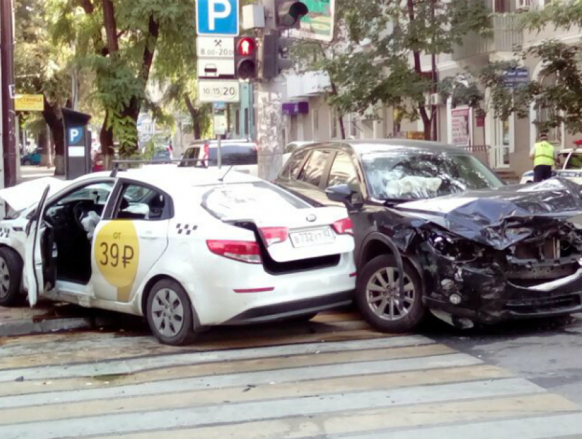 Нелепое ДТП в центре Ростова завершилось трагедией для двух автомобилей