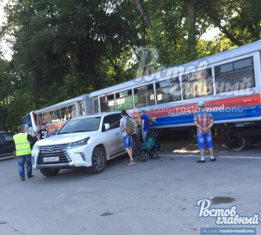 "Лексус» протаранил детский поезд в парке Островского в Ростове 
