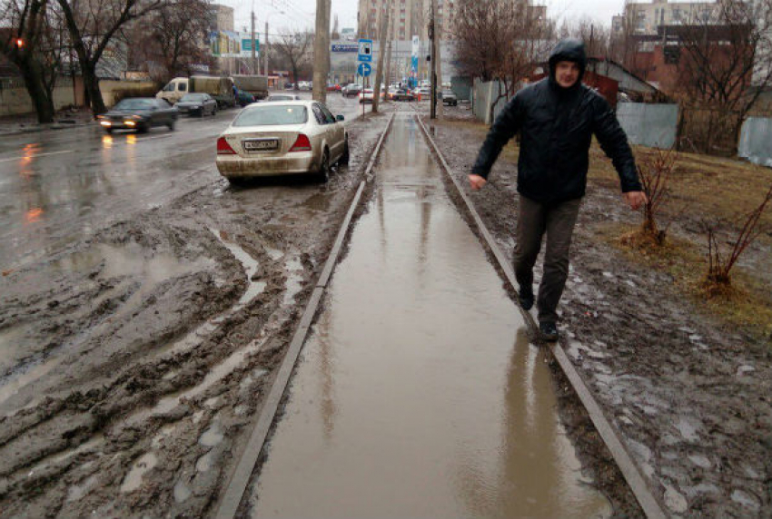 Жуткая водная дорожка с грязью вместо тротуара возмутила жителей Ростова