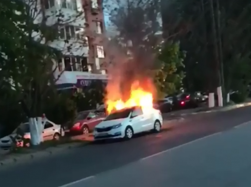 Восстановлению не подлежит: в Ростове взорвался и сгорел автомобиль
