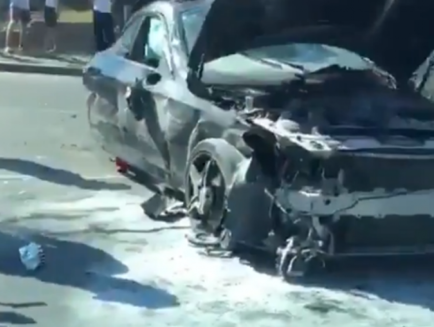 Жуткие кульбиты Mercedes на Текучевском мосту напугали до полусмерти очевидцев страшной аварии