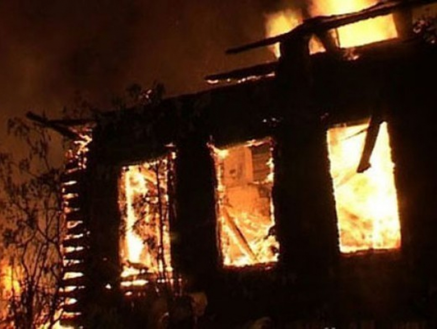 На пожаре в Ростовской области погибли женщина и двое детей