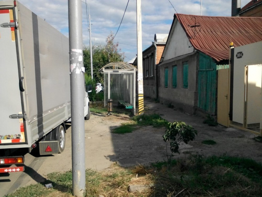 Перед частным домом на Нансена установили незаконную остановку